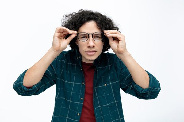 Miopía y astigmatismo - Hombre con problemas de visión usando gafas antes de la cirugía refractiva para miopía y astigmatismo
