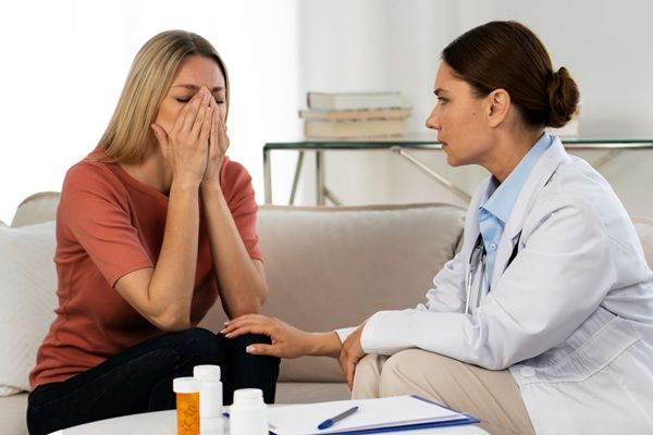 Hipocondriaco - Persona hipocondriaca en consulta con una psiquiatra profesional para buscar cómo curar la hipocondría