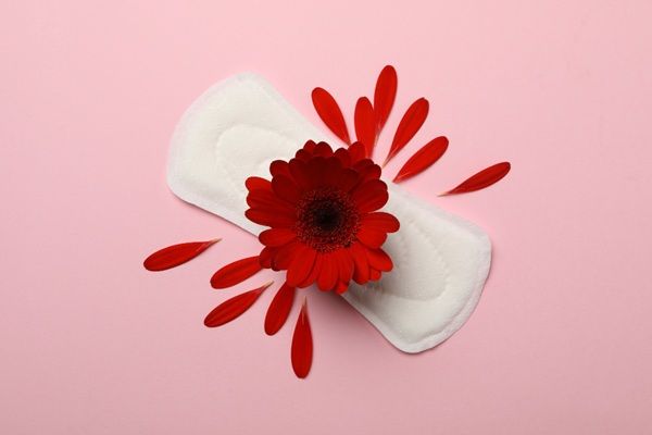Síntomas del embarazo - Imagen representativa del sangrado de implantación uno de los síntomas más comunes de una mujer embarazada
