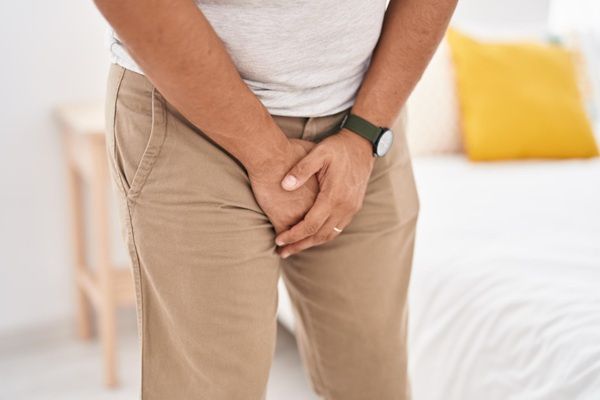 Próstata inflamada - Hombre sintiendo dolores en la zona pélvica debido a la hiperplasia que afecta el tamaño normal de la próstata