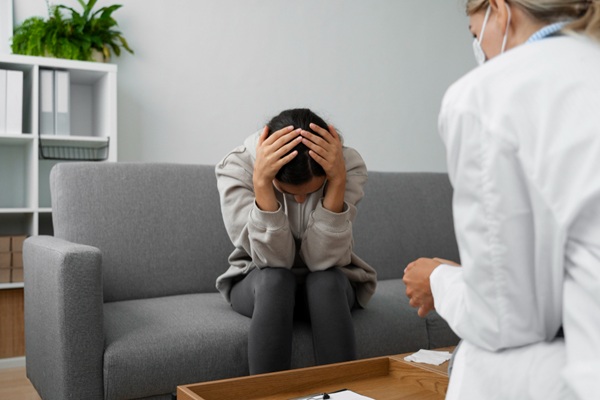 Trauma psicológico - Psicóloga atendiendo a una mujer con traumas psicológicos para brindar herramientas de superación