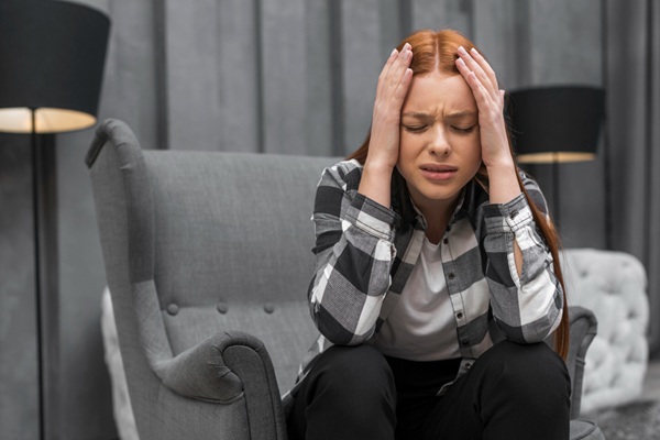 Trauma psicológico - Mujer con frustración y ansiedad debido a un trauma infantil que afecta su vida adulta