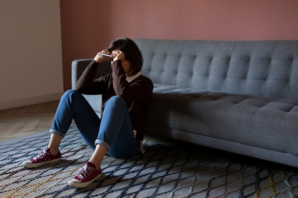 Trauma psicológico - Mujer con traumas psicológicos experimentando episodios de ansiedad y ataques de pánico