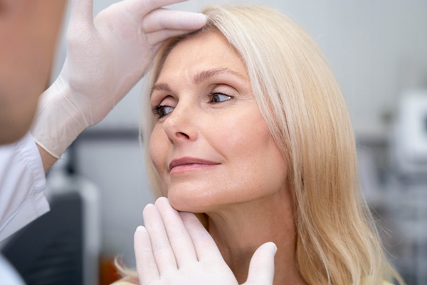 Rejuvenecimiento facial - Esteticista evaluando los resultados de un lifting facial con bótox Madrid para eliminar las arrugas en el rostro de una mujer