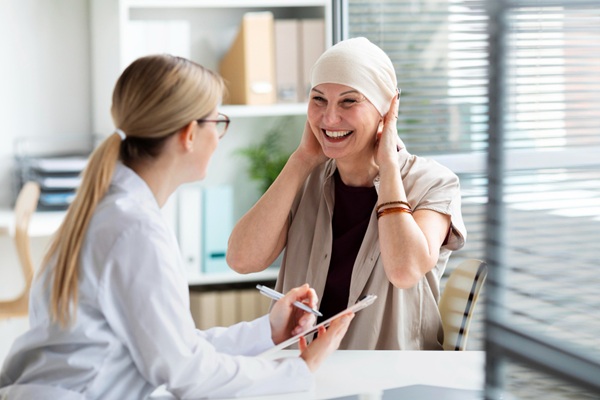 Tipos de cáncer - Médico especialista evaluando a una mujer con tumor cancerígeno que se realiza quimioterapias para extirpar el carcinoma