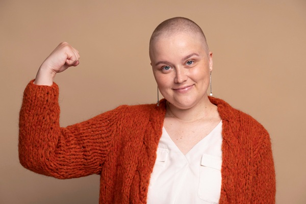 Tipos de cáncer - Mujer alegre por ganar la batalla contra los síntomas del cáncer gracias a tratamientos efectivos