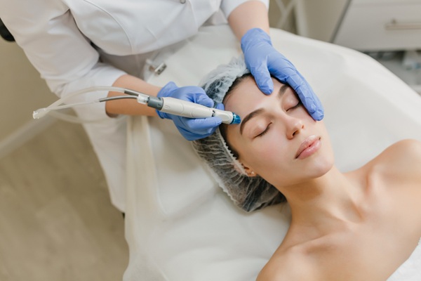 Medicina estética - Médico estético realizando un tratamiento de rejuvenecimiento facial a una mujer en la mejor clínica estética Madrid