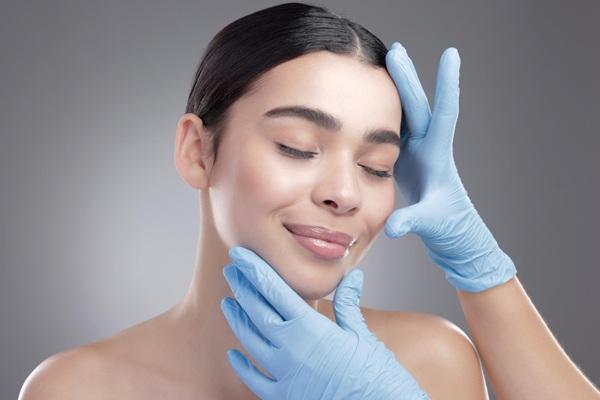 Medicina estética - Médico estético evaluando el rostro de una mujer joven para recomendar los mejores servicios estéticos de rejuvenecimiento facial