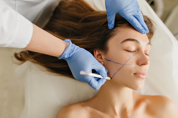 Medicina estética - Esteticista realizando el boceto del tratamiento estético facial a una mujer en la mejor clínica estética Madrid