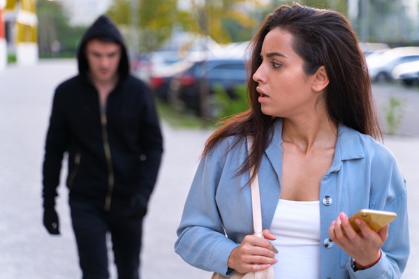 Delirio de persecución - Mujer en la calle con miedo a sufrir algún daño debido la presencia de manía persecutoria por esquizofrenia