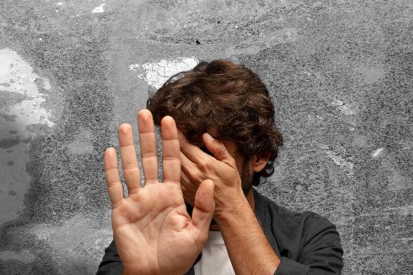Delirio de persecución - Hombre en estado confusional debido a problemas de salud que causan ideas delirantes y desorientación