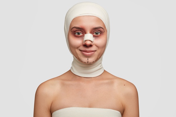 Medicina reconstructiva - Mujer feliz luego de un tratamiento de medicina estética reconstructiva en Madrid para corregir problemas faciales