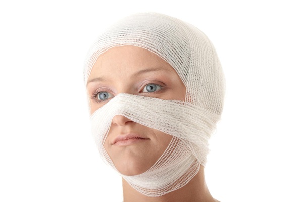 Medicina reconstructiva - Mujer con vendas en el rostro luego de un tratamiento de medicina estética reconstructiva en una de las clínicas estéticas mejor valoradas Madrid