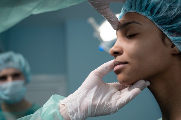 Medicina reconstructiva - Médico evaluando el rostro de una mujer para realizar un procedimiento estético en la mejor clínica estética Madrid