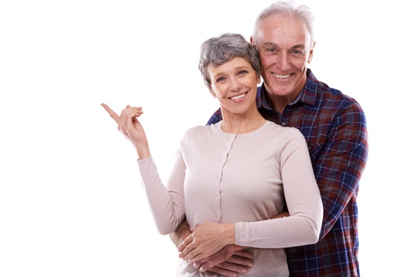 Achaques de la edad - Hombre y mujer felices por llevar una vida libre de dolores y enfermedades gracias a la prevención de los achaques de la edad