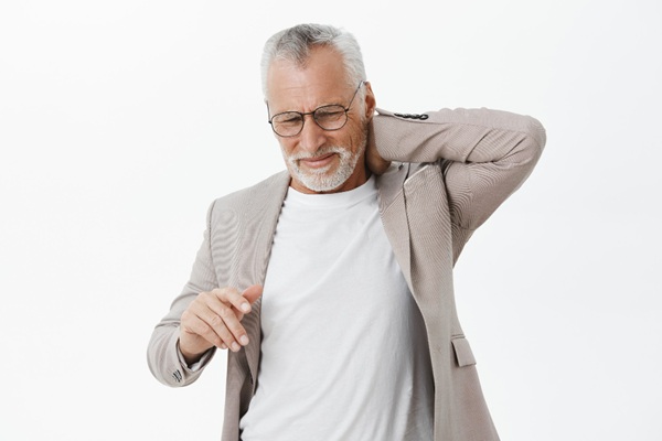 Achaques de la edad - Hombre adulto con dolores en el cuello como consecuencia del achaque de la edad