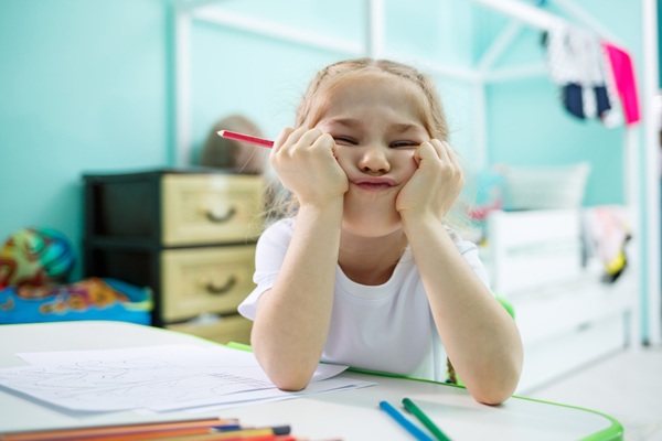 Enfermedad Angelman - Niña con dificultad para aprender en la escuela a causa del síndrome del ángel