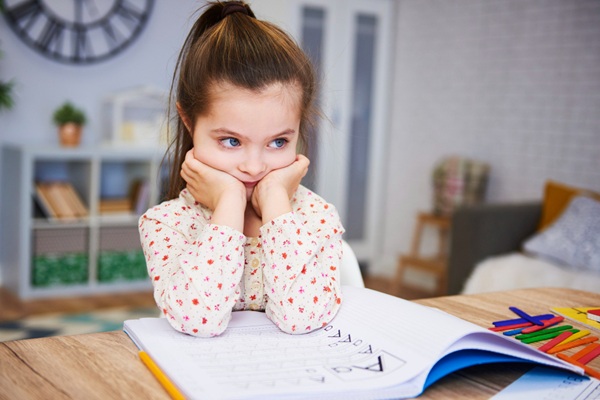 Enfermedad Angelman - Niña con dificultad para aprender y socializar debido a las causas enfermedad de Angelman
