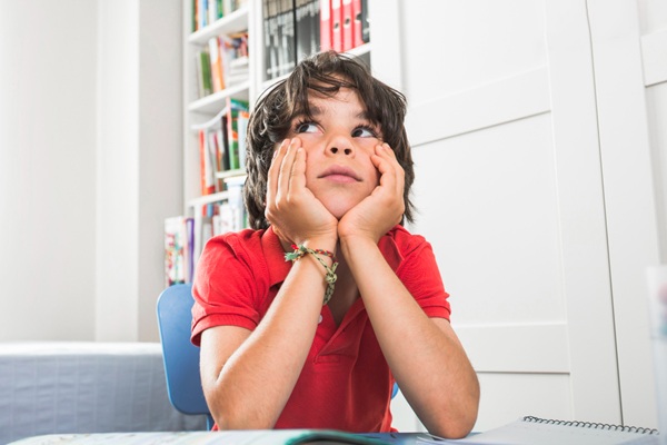 Enfermedad Angelman - Niño con dificultad para concentrarse en la escuela debido a los síntomas del síndrome del ángel