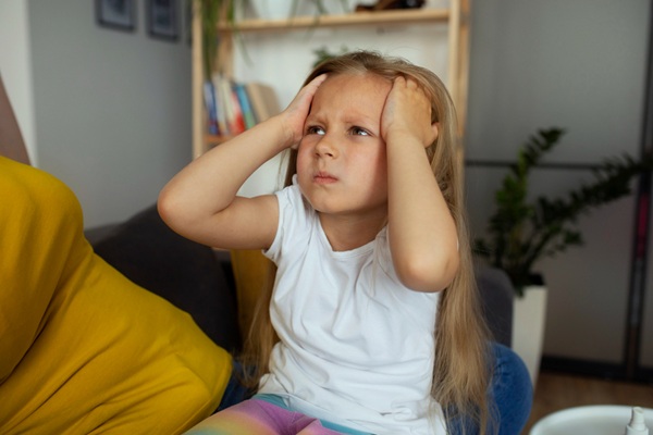 Síndrome de Wolfram - Niña con dificultad para ver debido a los daños degenerativos que causa la atrofia óptica en las fibras del nervio del ojo