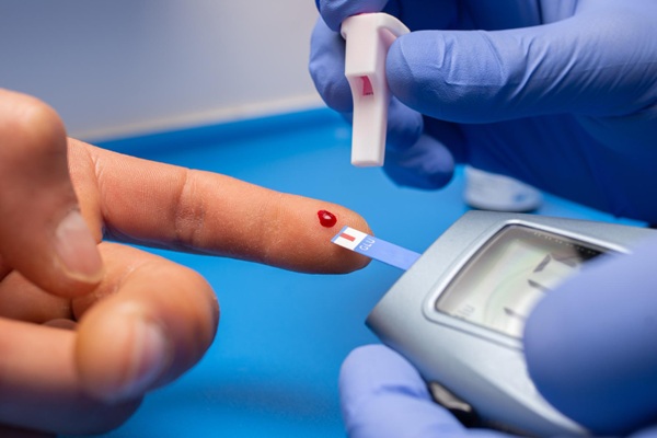 Médico evaluando los niveles de glucosa en un paciente con diabetes mellitus