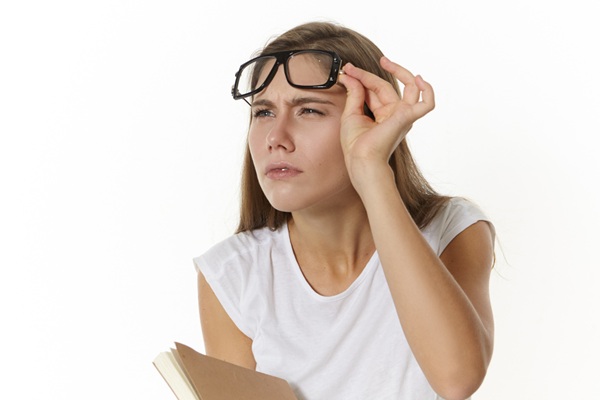 Mujer con dificultad para ver de lejos debido a la degeneración visual por atrofia óptica