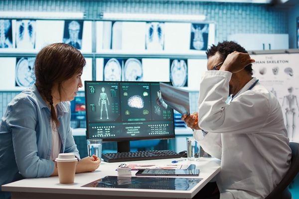 Enfermedades asintomáticas - Médico evaluando a una mujer para diagnosticar enfermedades sin síntomas