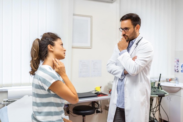 Enfermedades asintomáticas - Mujer en consulta médica para tratar síntomas de enfermedades silenciosas