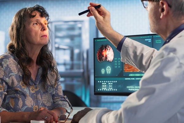 Médico evaluando la vista de una mujer para diagnosticar posible glaucoma sin síntomas avanzados