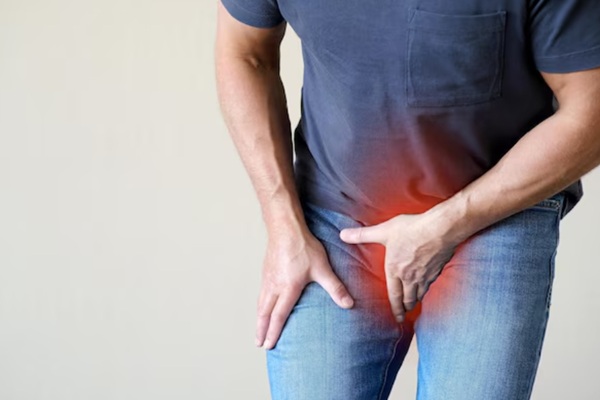 Hombre con dolor en la ingle causado por la inflamación del glande