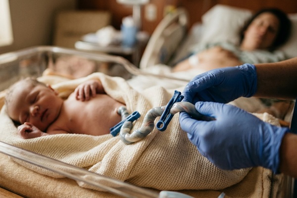 Doctor evaluando a un niño recién nacido para preservar las células madre perinatales